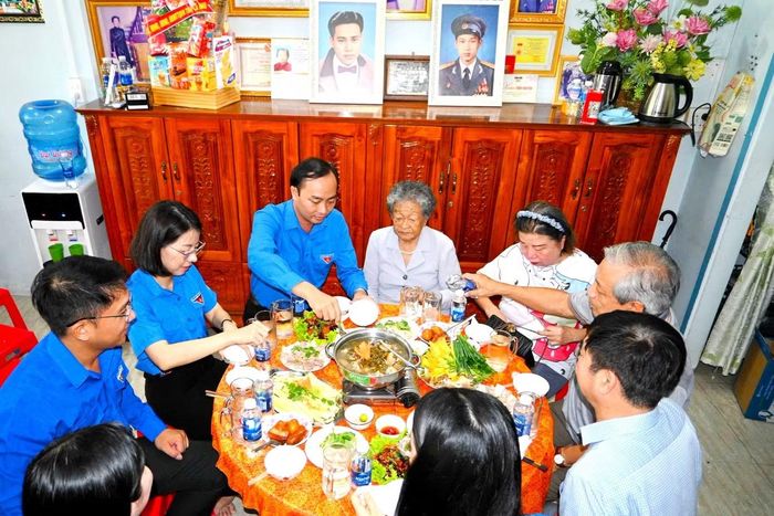  Bên cạnh hoạt động phục dựng ảnh, tuổi trẻ Cà Mau thể hiện sự tri ân đối với những gia đình liệt sĩ, có công với cách mạng bằng những “bữa cơm tri ân” do các bạn đoàn viên thanh niên tự tay đi chợ, vào bếp. 