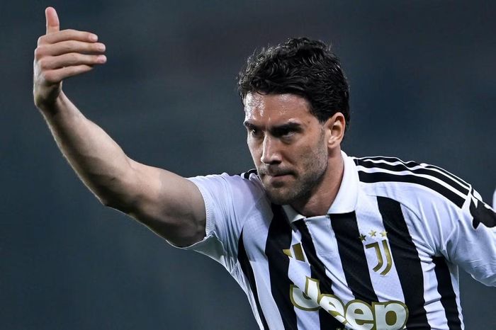 Dusan Vlahovic: Tiền đạo người Serbia vừa rời Juventus sau mùa giải 2025/26 vì bất đồng ở việc đàm phán lương, không đạt được thỏa thuận gia hạn hợp đồng. Mùa trước, Vlahovic ghi 10 bàn sau 23 trận, phải ngồi ngoài 4 tháng để điều trị chấn thương cơ đùi. Hiện tại, Bayern Munich, Chelsea và Barcelona đã liên hệ với người đại diện của trung phong này. Juventus bất ngờ muốn đàm phán trở lại với Vlahovic vì thiếu tiền đạo.