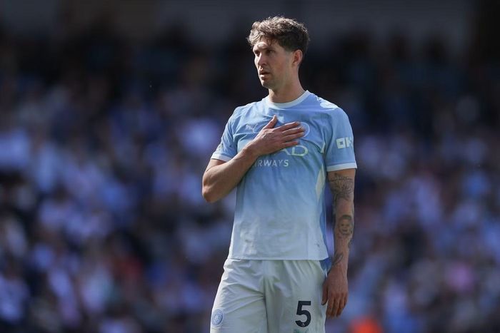 John Stones: Trung vệ 32 tuổi chia tay Man City sau 10 năm gắn bó, cùng Bernardo Silva và Pep Guardiola nói lời chia tay CĐV Man City trong buổi lễ xúc động. Mùa giải vừa qua, Stones vật lộn với chấn thương và ít ra sân. Anh vẫn được HLV Thomas Tuchel triệu tập lên tuyển Anh dự World Cup 2026 và thể hiện tốt. Chính vì màn trình diễn ở World Cup, Stones gây ấn tượng với Chelsea và Arsenal. Hai ông lớn thành London đang mở đàm phán chiêu mộ miễn phí cựu sao Man City.