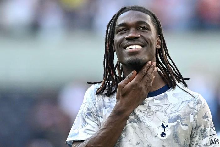 Yves Bissouma: Tiền vệ người Mali bị Tottenham Hotspur thanh lý hợp đồng khi mùa giải 2025/26 khép lại. Mùa trước, Bissouma thành thảm họa tại Spurs khi liên tục dính chấn thương, sa sút phong độ và vướng rắc rối bị HLV Thomas Frank kỷ luật. Tiền vệ 29 tuổi đang được West Ham, Crystal Palace và Chelsea để mắt.