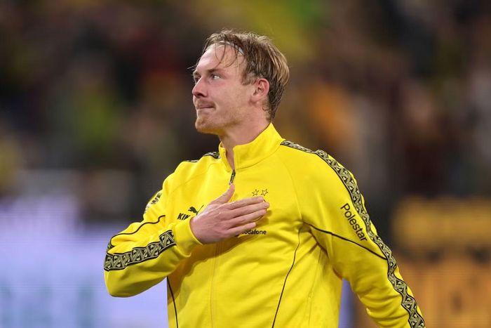 Julian Brandt: Brandt chia tay Borussia Dortmund sau 7 năm gắn bó. Mùa trước, phong độ của tiền vệ 30 tuổi này sa sút nghiêm trọng, dẫn đến không được Dortmund gia hạn, dù cá nhân Brandt rất muốn ở lại. Hiện tại, anh đang tập nhờ tại CLB cũ Bayer Leverkusen để duy trì thể lực, đồng thời tiến hành đàm phán chuyển nhượng với AS Roma và Leeds United.