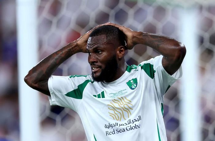 Franck Kessie: Tuyển thủ Bờ Biển Ngà và CLB Al-Ahli thống nhất không gia hạn hợp đồng. Mùa trước, anh thi đấu bùng nổ, giúp Al-Ahli tiến sâu tại AFC Champions League. Và mới đây, Kessie chơi ổn ở chiến dịch World Cup 2026. Phong độ của cựu sao AC Milan vẫn tốt và anh đang được Juventus, Roma liên hệ.