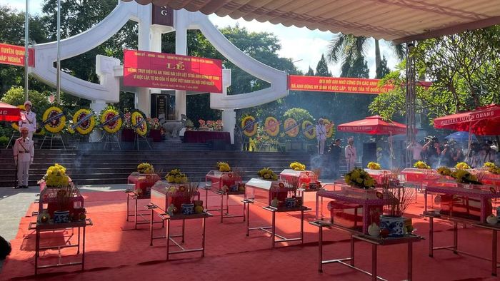 34 hài cốt các Anh hùng liệt sĩ tại buổi lễ. Ảnh Hoàng Tính