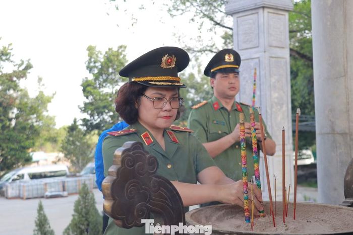  Thiếu tướng Ngô Hoài Thu - Phó Cục trưởng Cục Công tác chính trị (Bộ Công an) dâng hương tưởng niệm các anh hùng liệt sĩ. 