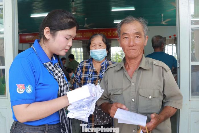 Đoàn tổ chức khám bệnh, cấp phát thuốc miễn phí cho người dân có hoàn cảnh khó khăn tại xã Tân Biên.