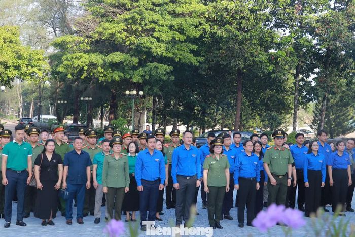 Trong ngày 26/7, Đoàn đã dâng hương, dâng hoa tại Nghĩa trang Liệt sĩ Đồi 82 – Tân Biên, Khu di tích lịch sử Ban An ninh Trung ương Cục miền Nam, Trung ương Cục miền Nam.