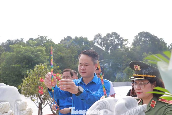 Anh Nguyễn Kim Quy - Bí thư Trung ương Đoàn TNCS Hồ Chí Minh dâng hương tưởng niệm các anh hùng liệt sĩ.