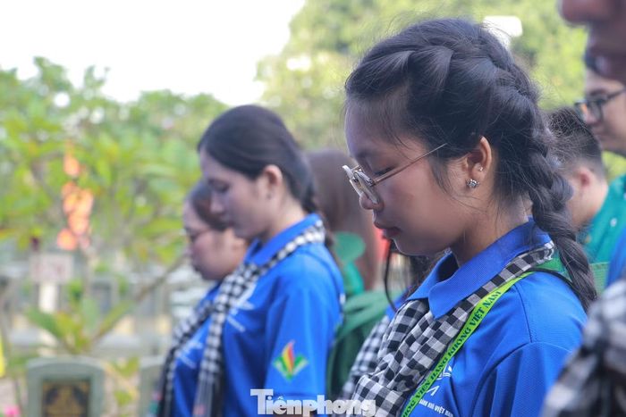  Tuổi trẻ Tây Ninh tưởng niệm, tri ân công lao của các anh hùng liệt sĩ. 