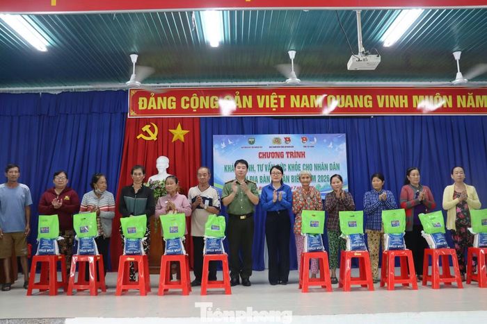 300 phần quà được trao tặng cho người dân có hoàn cảnh khó khăn tại xã Tân Biên.