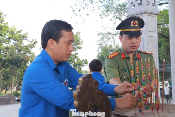Anh Trần Hải Phú - Ủy viên Ban Chấp hành Trung ương Đoàn, Phó Chủ tịch Ủy ban MTTQ Việt Nam tỉnh Tây Ninh, Bí thư Tỉnh Đoàn Tây Ninh dâng hương tưởng niệm các anh hùng liệt sĩ.