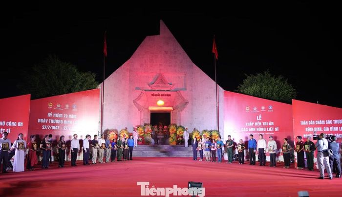 Phó Chủ tịch nước Võ Thị Ánh Xuân cùng các đại biểu tặng ảnh phục dựng cho thân nhân các gia đình liệt sĩ.