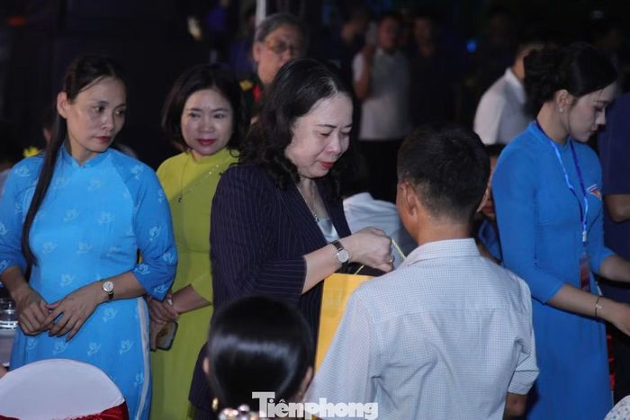 Phó Chủ tịch nước Võ Thị Ánh Xuân tặng quà thân nhân liệt sĩ.