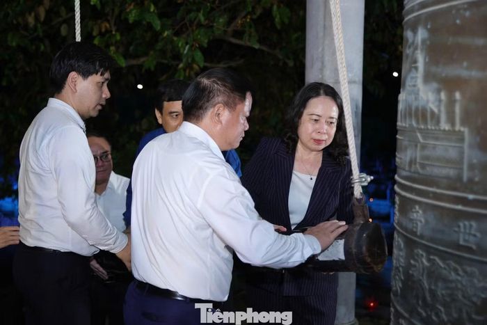 Các đại biểu thỉnh chuông tại Nghĩa trang liệt sĩ Việt - Lào.
