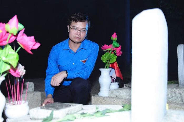 Bí thư thứ nhất T.Ư Đoàn Bùi Quang Huy ngồi tưởng niệm bên các phần mộ liệt sĩ.