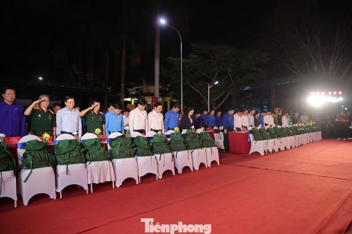 Phút mặc niệm tưởng nhớ các anh hùng, liệt sĩ.