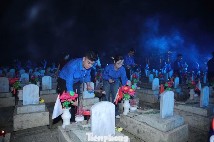 Đoàn viên, thanh niên thắp hương tri ân các anh hùng, liệt sĩ.