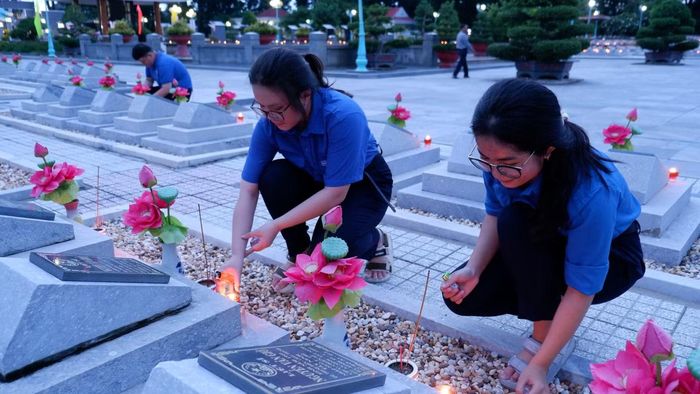 Đoàn viên thanh niên Tây Ninh thắp nến tri ân Anh hùng liệt sĩ tại nghĩa trang Trà Võ.