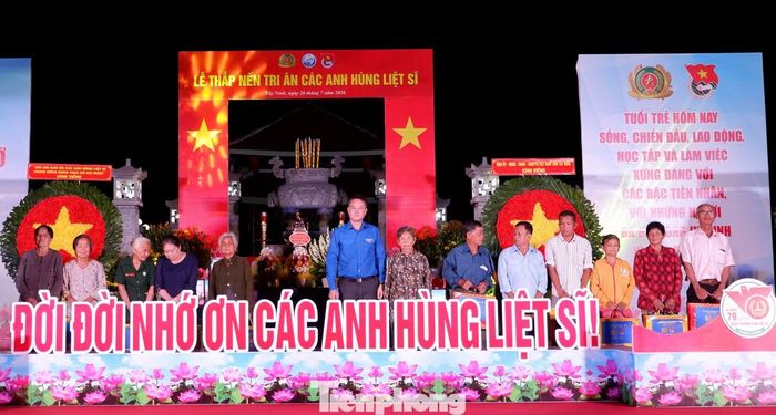 Anh Nguyễn Kim Quy - Bí thư Trung ương Đoàn trao tặng quà đến quà tri ân các gia đình chính sách trên địa bàn xã Thạnh Đức, tỉnh Tây Ninh. Ảnh: Hữu Huy