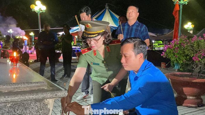  Thiếu tướng Ngô Hoài Thu - Phó Cục trưởng Cục Công tác chính trị (Bộ Công an) cùng anh Trần Hải Phú - Bí thư Tỉnh Đoàn Tây Ninh dâng hương tưởng niệm Anh hùng liệt sĩ. Ảnh: Hữu Huy 