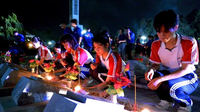 Tuổi trẻ Tây Ninh thắp nến tri ân Anh hùng liệt sĩ.