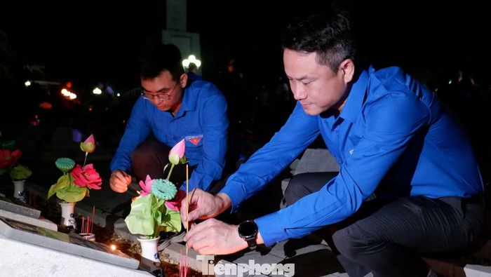  Anh Nguyễn Kim Quy - Bí thư Trung ương Đoàn dâng hương tri ân Anh hùng liệt sĩ tại tỉnh Tây Ninh. Ảnh: Hữu Huy 