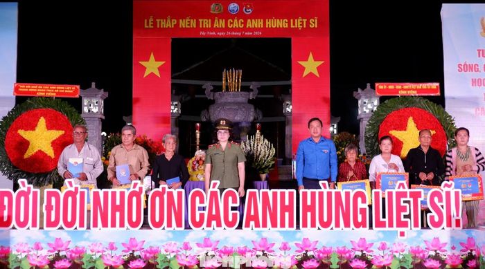  Thiếu tướng Ngô Hoài Thu - Phó Cục trưởng Cục Công tác chính trị (Bộ Công an) cùng anh Trần Hải Phú - Bí thư Tỉnh Đoàn Tây Ninh trao quà tri ân các gia đình chính sách. Ảnh: Hữu Huy 