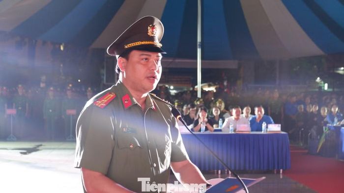 Thượng tá Đồng Đức Vũ - Ủy viên Ban Thường vụ Trung ương Đoàn, Trưởng Ban Thanh niên Công an nhân dân bày tỏ lòng biết ơn sâu sắc của tuổi trẻ đối với thế hệ cha anh đi trước đã hy sinh để bảo vệ độc lập cho Tổ quốc.