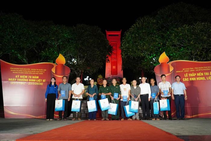 Ban tổ chức tặng quà cho các gia đình chính sách