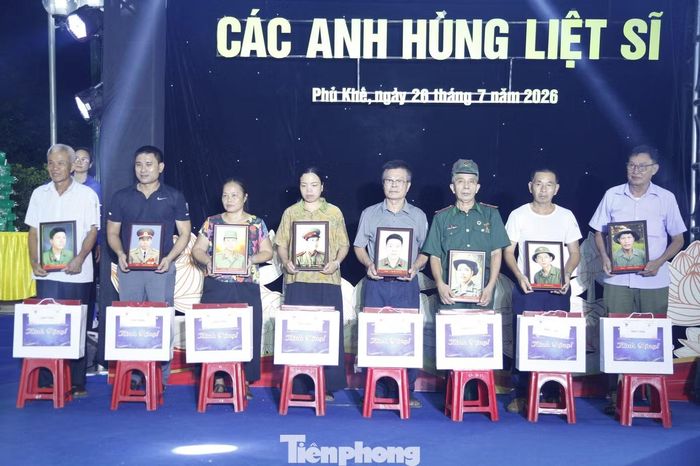 Thân nhân liệt sĩ nhận ảnh liệt sĩ phục dựng. 