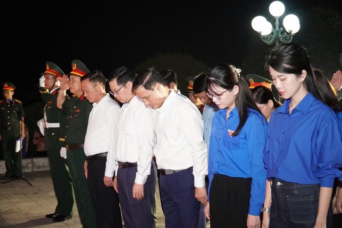 Các đại biểu dành 1 phút mặc niệm tưởng nhớ Chủ tịch Hồ Chí Minh và các anh hùng liệt sĩ