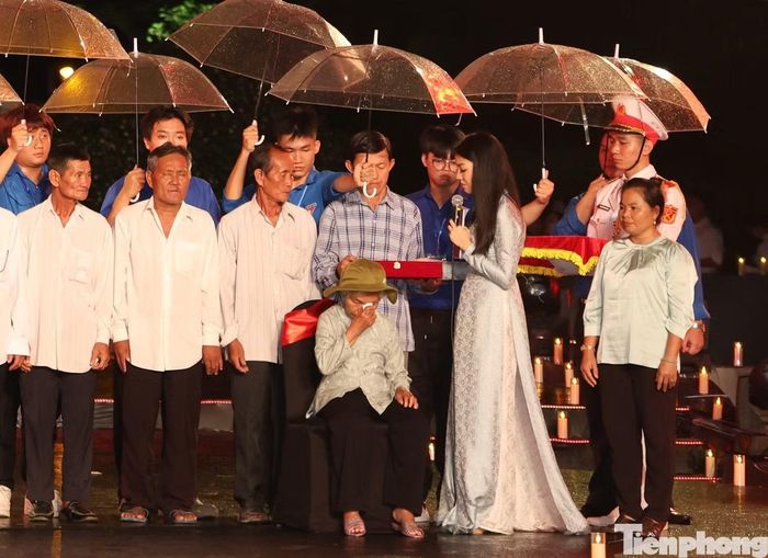Gia đình liệt sĩ Huỳnh Văn Quên nhận lại di vật của ông. Ảnh: Ngô Tùng