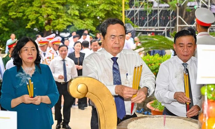 Chủ tịch Quốc hội Trần Thanh Mẫn cùng lãnh đạo Đảng, Nhà nước dâng hương tưởng niệm các Anh hùng liệt sĩ. Ảnh: Mạnh Thắng