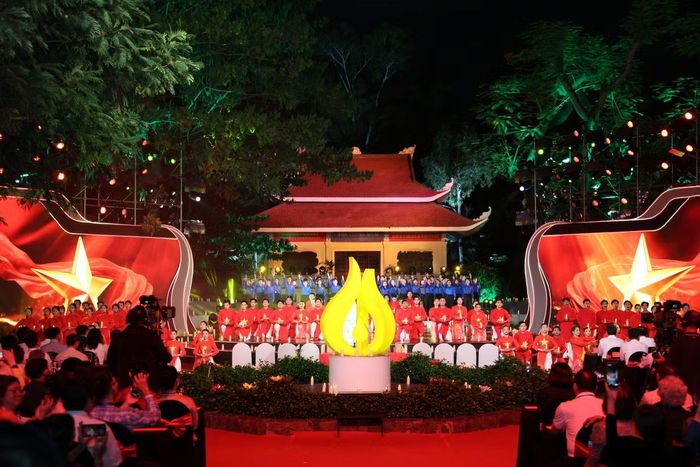 Tiết mục nghệ thuật mở màn cầu truyền hình tại điểm cầu Công viên Lê Thị Riêng. Ảnh: Ngô Tùng