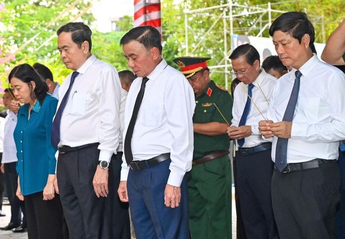 Chủ tịch Quốc hội Trần Thanh Mẫn, Thường trực Ban Bí thư Trần Cẩm Tú, Chủ tịch Ủy ban Trung ương MTTQ Việt Nam Bùi Thị Minh Hoài dự lễ dâng hoa, dâng hương tại tượng đài cố Tổng Bí thư Trần Phú. Ảnh: Mạnh Thắng