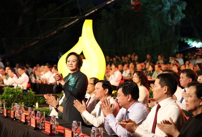 Bí thư Trung ương Đảng, Phó Thủ tướng Phạm Thị Thanh Trà - Trưởng Ban Chỉ đạo quốc gia về tìm kiếm, quy tập và xác định danh tính hài cốt liệt sĩ, dự chương trình.