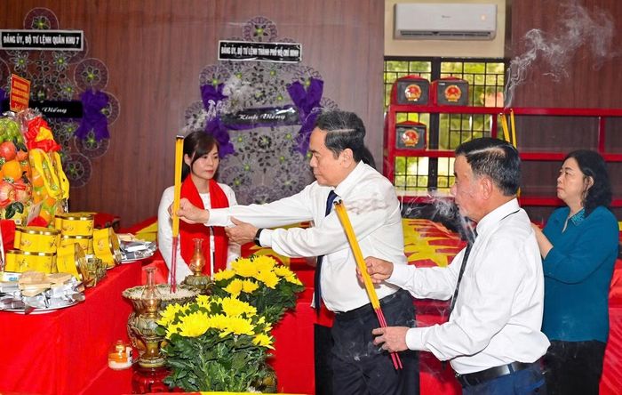 Chủ tịch Quốc hội Trần Thanh Mẫn cùng lãnh đạo Đảng, Nhà nước dâng hương tại Nhà quàn hài cốt liệt sĩ. Ảnh: Mạnh Thắng