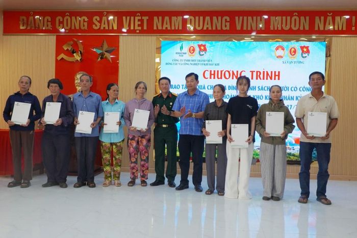 PVSM trao tặng quà tri ân cho các gia đình chính sách, gia đình khó khăn tại xã Vạn Tường.
