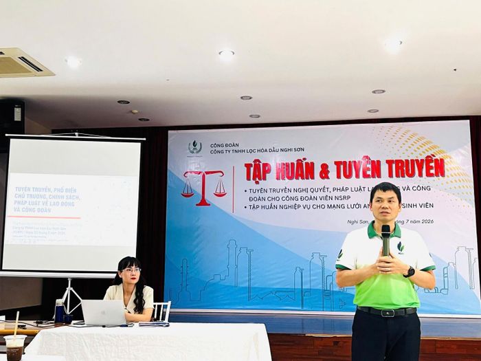 Tuyên truyền nghị quyết, pháp luật cho công đoàn viên và tập huấn nghiệp vụ cho mạng lưới an toàn vệ sinh viên.