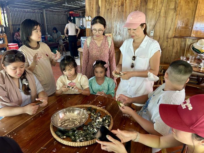 Sau khi nặn, bánh lá mít được đem đi hấp chín và cho du khách thưởng thức món bánh chính tay mình làm.