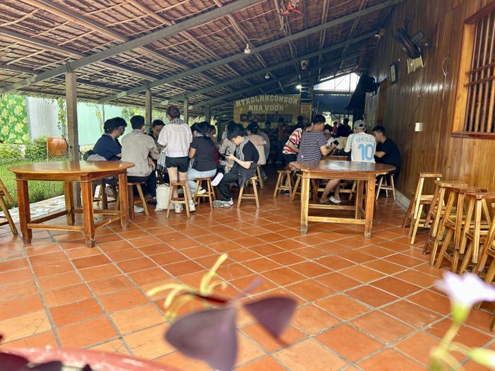Đến Cồn Sơn, du khách sẽ cảm nhận được một không gian xanh mướt, đậm chất miệt vườn Nam Bộ với những vườn cây trái bốn mùa trĩu quả và bầu không khí trong lành, yên ả.