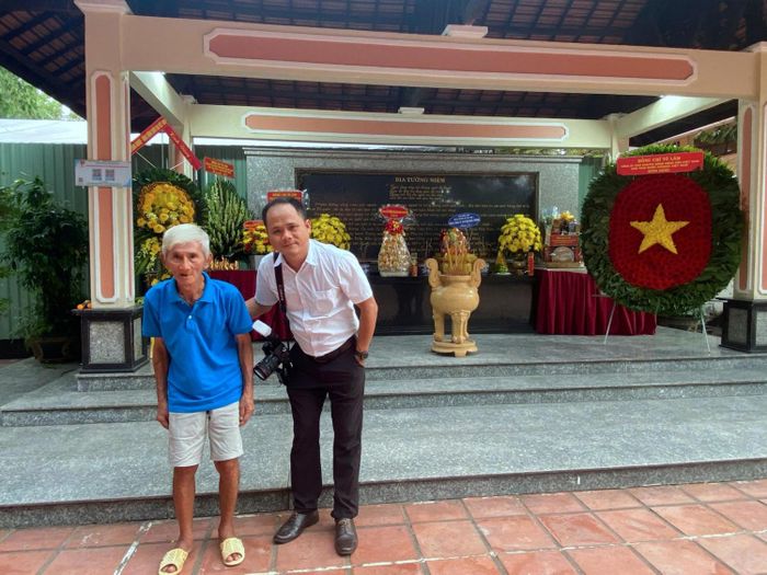 Ông Nguyễn Đình Đạt cùng người viết bài tại Công viên Lê Thị Riêng.