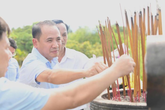 Thành viên đoàn công tác thắp nén tâm nhang tưởng nhớ các anh hùng liệt sĩ.