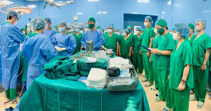 Bác sĩ CKI Hoàng Đình Thành - Phó Giám đốc Bệnh viện Bãi Cháy đọc lời tri ân người bệnh tại phòng phẫu thuật Bệnh viện Bãi Cháy.