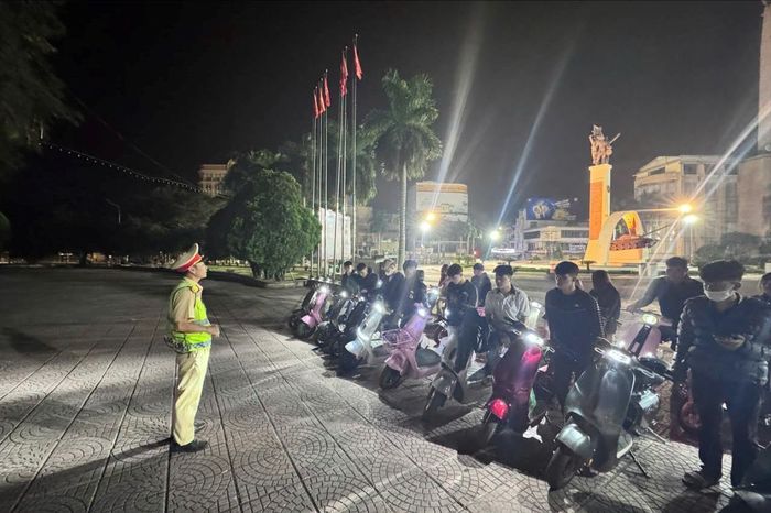 Phòng CSGT Công an tỉnh Đắk Lắk tổ chức tuyên truyền lưu động cho 22 học sinh đang tham gia giao thông.