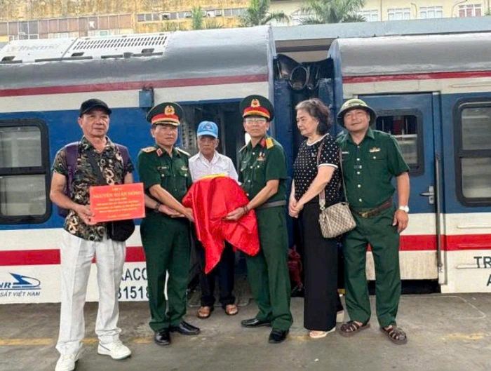 Chuyến tàu hỗ trợ thân nhân đưa hài cốt liệt sĩ trở về quê hương.