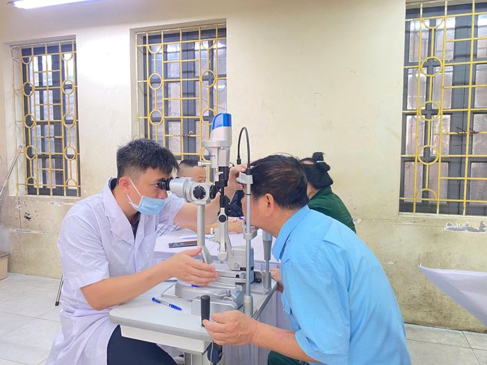 Người dân được khám tổng quát, thực hiện xét nghiệm, chụp X-quang, tư vấn sức khỏe và cấp thuốc miễn phí
