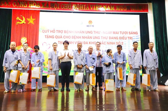 Thứ trưởng Bộ Y tế Trần Văn Thuấn tận tay trao những phần quà động viên tới các bệnh nhân ung thư đang điều trị tại Bệnh viện Đa khoa Bắc Ninh số 2. Mỗi suất quà gồm một túi quà và 1 triệu đồng tiền mặt.