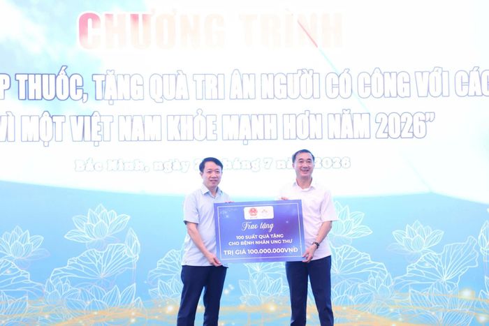 Thứ trưởng Bộ Y tế trao tặng biểu trưng quà dành cho bệnh nhân ung thư đang điều trị tại BVĐK Bắc Ninh số 2.