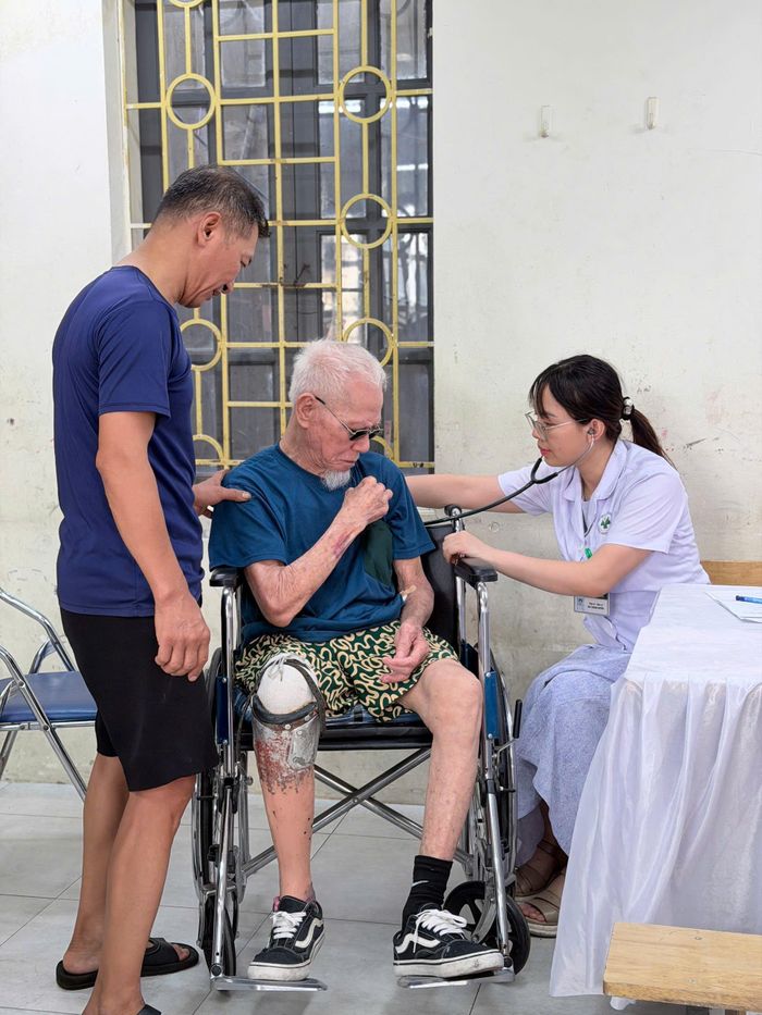 Người dân được khám tổng quát, thực hiện xét nghiệm, chụp X-quang, tư vấn sức khỏe và cấp thuốc miễn phí