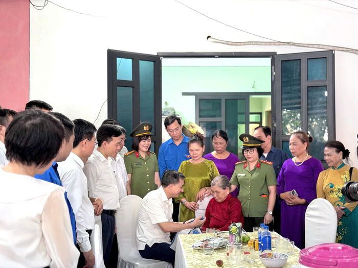 Đoàn công tác đến thăm và tặng quà gia đình cụ Phạm Thị Bé, vợ Liệt sĩ Trần Văn Bôi tại tỉnh Bắc Ninh